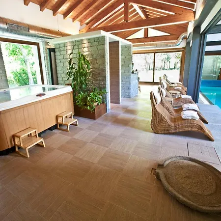 Cascina Borgofrancone 4* ג'רה לאריו